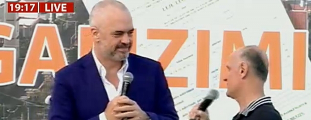 Rama shpërndan në Shijak 1001<br />leje legalizimi: PD ndau 7 në 8 vjet