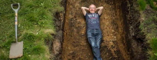 Britani e Madhe, 61-vjeçari varros<br />veten të gjallë dhe e publikon në FB