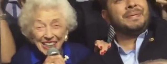 102-vjeçarja e lindur para se gratë të<br />mund të votonin, mbështet Clinton