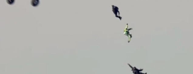 Video/ ‘’Njeriu fluturues’’ hidhet<br />nga 7600 metra lartësi pa parashutë