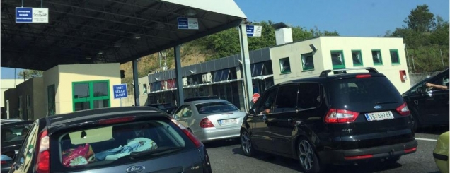 Fluks i jasht&euml;zakonsh&euml;m n&euml;<br />doganat shqiptare, radh&euml; mbi 10 km