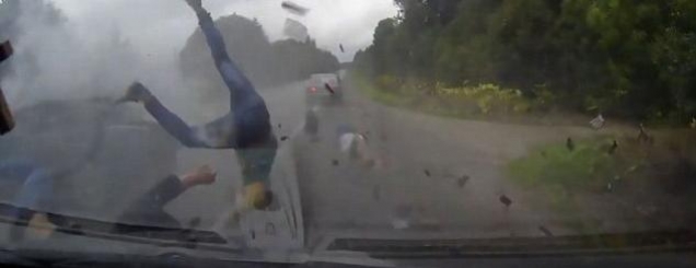 Video/Rusi, aksident i tmerrshëm<br />pasagjerët fluturojnë nga dritarja