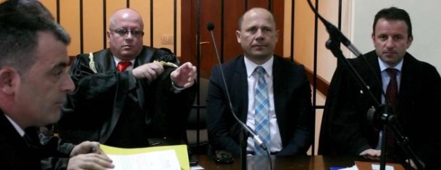 Dib&euml;r,&ldquo;Shamikuqja&rdquo; trash z&euml;rin,k&euml;rc&euml;non<br />me heqje nga puna e shembje sht&euml;pish