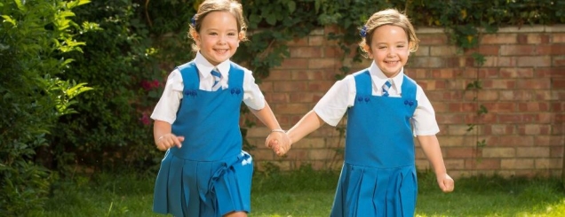 Jetë e re për binjaket siameze,dita e<br />parë e shkollës 4 vite pas operacionit