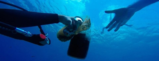 Turistët ndotin, të rinjtë e Ecovolis<br />pastrojnë vullnetarisht detin e jugut