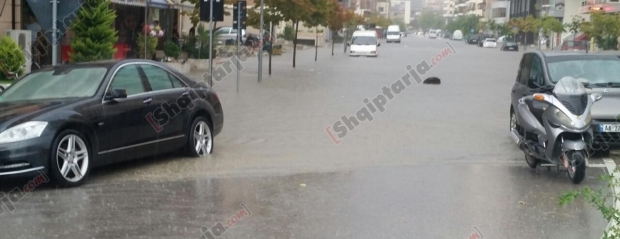 Qyteti nën ujë, Vlora përmbytet<br />sërish nga reshjet e dendura të shiut 