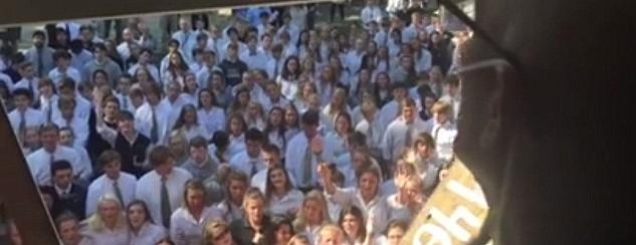 Video/Prekëse,mësuesja me kancer<br />400 studentë këndojnë para dritares