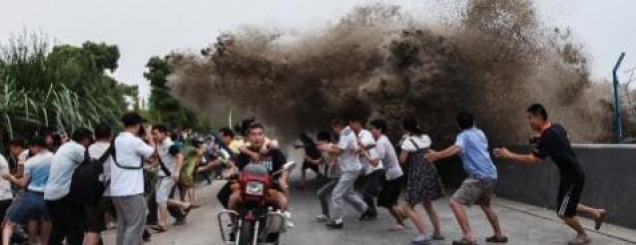 Kinë, ja çfarë bën vala gjigande<br />në lumë, pamje spektakolare/FOTO