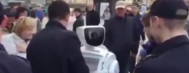 VD/Moskë, roboti arratiset sërish<br />arrestohet në një tubim elektoral