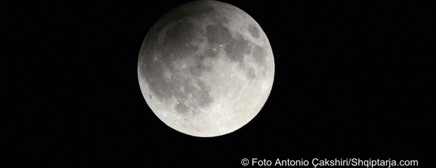 FOTO/Eklipsi i Hënës së plotë,<br />ja si u pa fenomeni nga Tirana