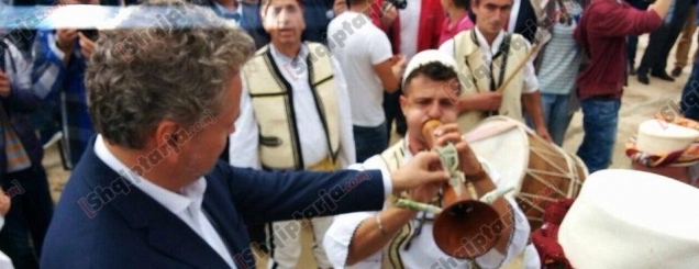 Fotolajm/ambasadori respekton<br />sazexhinjtë siç e do tradita shqiptare