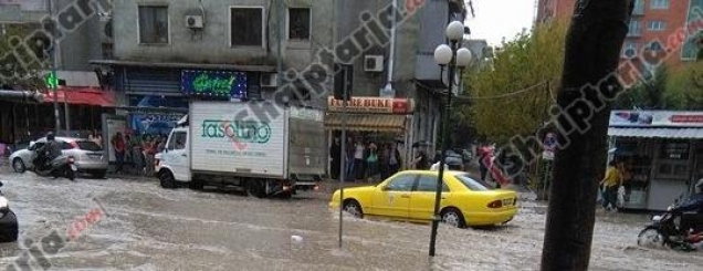 Reshje shiu në disa qytete,probleme<br />në qarkullimin rrugor dhe në Tiranë