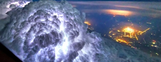 ​Në mes të stuhisë, imazhe<br />spektakolare kapur nga avioni