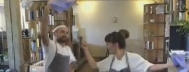 VD/ Kuzhinieri shqiptar me famë<br />botërore, kërcen vallen e Tropojës