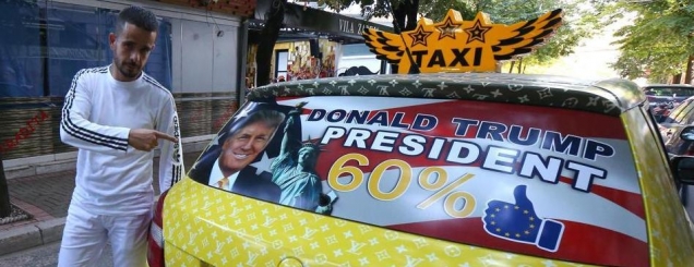 ​Një taksist në Tiranë fans i Donald<br />Trump, po bën namin me klientë
