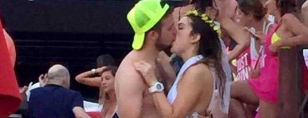 FOTO/Filmohet duke puthur një tjetër<br />në festën e beqarisë, i fejuari e fal 