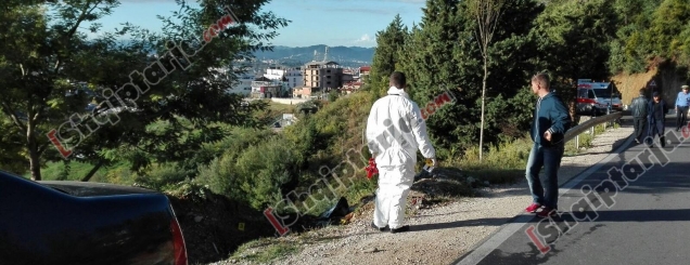 Linzë, makina bie nga 20 m<br />lartësi, humb jetën shoferi