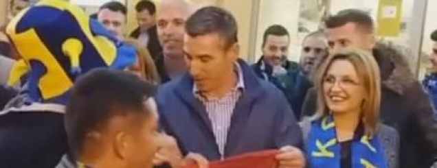 VIDEO/Kadri Veseli vërshëllehet në<br />Shkodër, bën foto me flamurin kuqezi