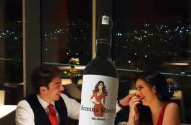 Foto/Luksi i shfrenuar i Arminës<br />tani me verë të personalizua