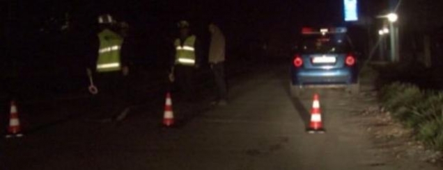 Aksident në Devoll, makina del<br />nga rruga, 3 persona të plagosu