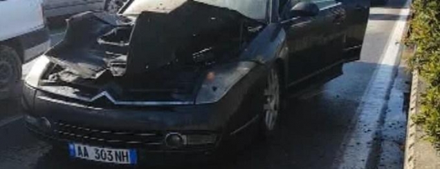 VD/Shpërthen në flakë makina në<br />Durrës,shkak shkëndija elektrike
