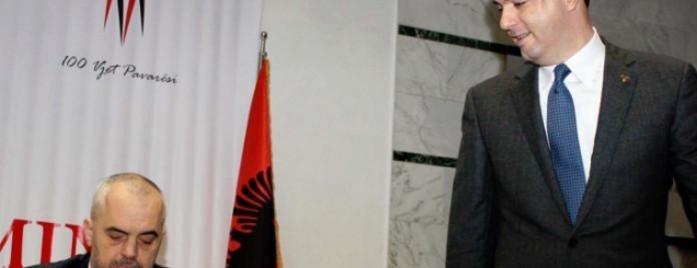 Rama b&euml;n historin&euml; n&euml; Berlin<br />Basha&nbsp;rishkruan historin&euml; e gjermanit