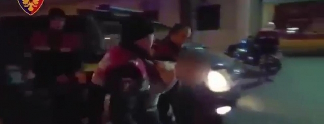 VIDEO/Kapet i riu në makinën e<br />blinduar me pistoletë e antiplum