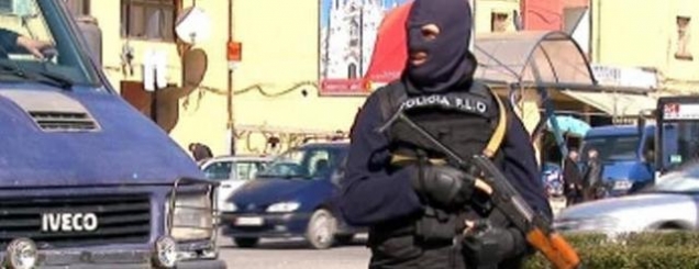 ​&ldquo;Jo bllokim t&euml; votimit&rdquo;, FNSH e<br />Antiterrori zbresin n&euml; Kavaj&euml;