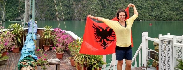 Blogerja shqiptare që valëvit<br />flamurin kuqezi në Azi/FOTO