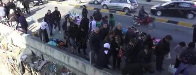 Fushë-Krujë, tregtarët shesin<br />mbi urë, policia nuk ndërhyn