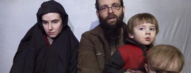 VIDEO/U rrëmbyen nga talebanët<br />çifti shfaqet pas 4 vitesh me fëmijë
