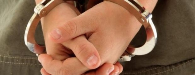Dhunoi dhe kanosi me thikë<br />prindërit, arrestohet 31-vjeçari
