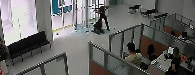 VIDEO/ Tenton të vjedh me armë<br />lodër bankën, plagoset rëndë