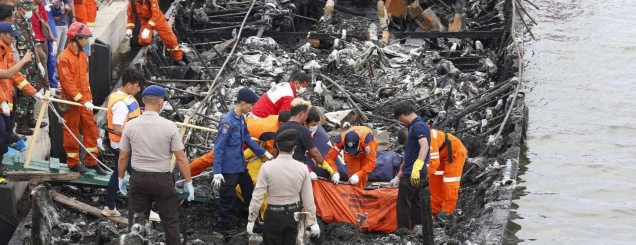 ​Indonezi, zjarr në tragetin me<br />turistë, vdesin 23 persona