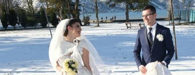 Çifti në Pogradec sfidon acarin<br />bardhësi bore dhe fustan nusërie
