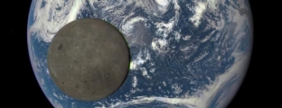 ​Toka e Hëna  “pozojnë” së bashku <br />nga miliona kilometra larg