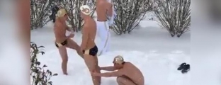Video/ Not në dëborë, djemtë<br />japin shfaqje në oborrin e hotelit