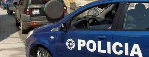 ​Dhunonte gruan, prangoset<br />polici i Komisariatit t&euml; Delvin&euml;s