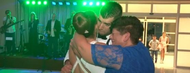VIDEO/Vëllai i paralizuar ngrihet<br />dhe vallëzon në dasmën e motrës