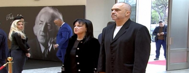 Edi Rama: &ldquo;&Ccedil;&rsquo;u b&euml; shkollari<br />Drit&euml;ro me boj&euml; n&euml; duar?