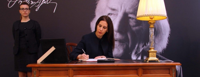 Lamtumira e Drit&euml;roit, Kumbaro: M&euml;&nbsp;<br />vjen turp ta tregoj dhimbjen e ikjes