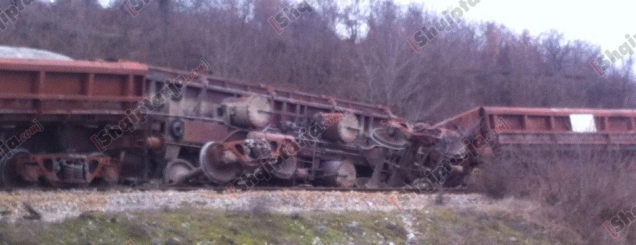 Vidhet hekurudha, del nga shinat<br />treni i mallrave në Shkodër/ Foto