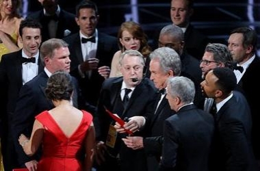 Gafa e Oscar, prezantuesit ngatërrojnë<br />fituesin, i japin çmimin filmit ''La La Land''