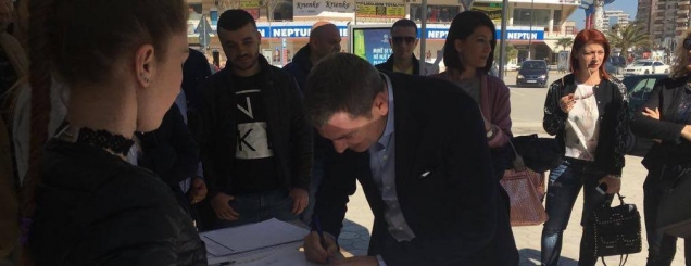 Vlor&euml;, Gjiknuri e Leli firmosin&nbsp;<br />peticionin: Vettingu nuk ndalet