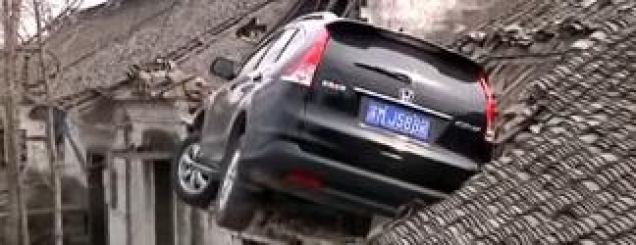 Kinë, aksidenti qeshakrak, makina<br />fluturon mbi çatinë e shtëpisë/VD