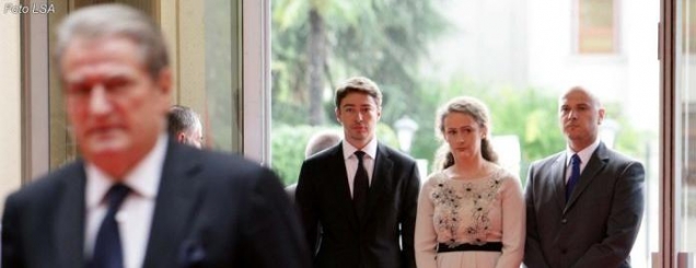 Doktori, grat&euml; e sht&euml;pis&euml; dhe<br />kompleksi ndaj grave t&euml; qeveris&euml;