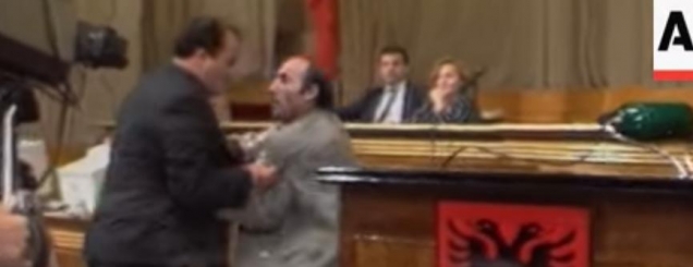 Video: Azem Hajdari grushta në<br />parlament, Ndoka i inatosu