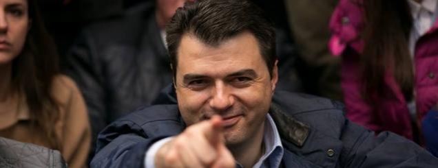 Basha vuri n&euml; goj&euml;n e Trump<br />dhe Merkel fjal&euml; t&euml; path&euml;na