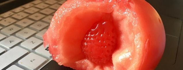 Po konsumonte një domate, shokohet<br />nga ajo çfarë zbulon brenda saj
