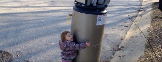 Vogëlushja përqafon ngrohësin<br />e ujit:Çkemi,të dua robot/Video